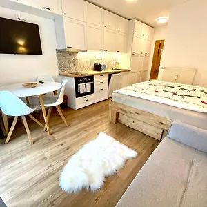 Neu Renoviert- Michaela Apartment